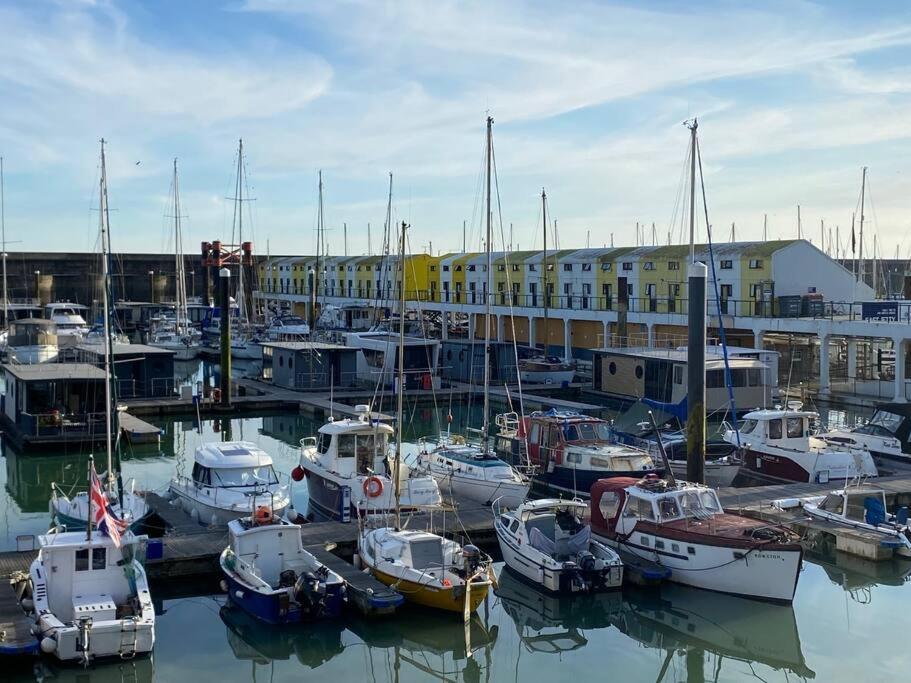Sea Breeze In Marina With Free Parking Hébergement de vacances