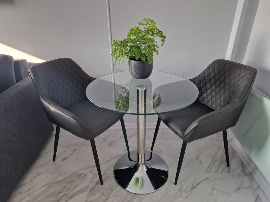 Sea Breeze In Marina With Free Parking Hove