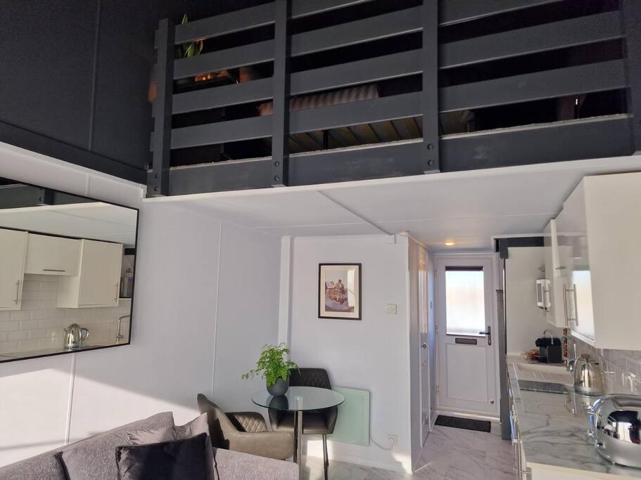 Sea Breeze In Marina With Free Parking *
