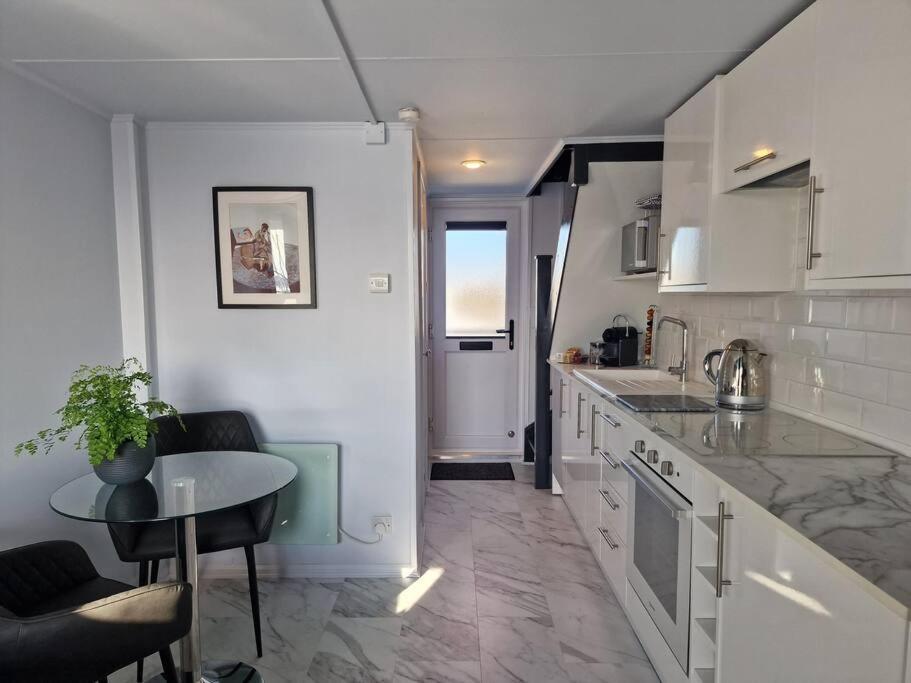 Sea Breeze In Marina With Free Parking